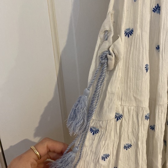 Lightly used white and blue floral blouse size medium - Picture 3 of 4